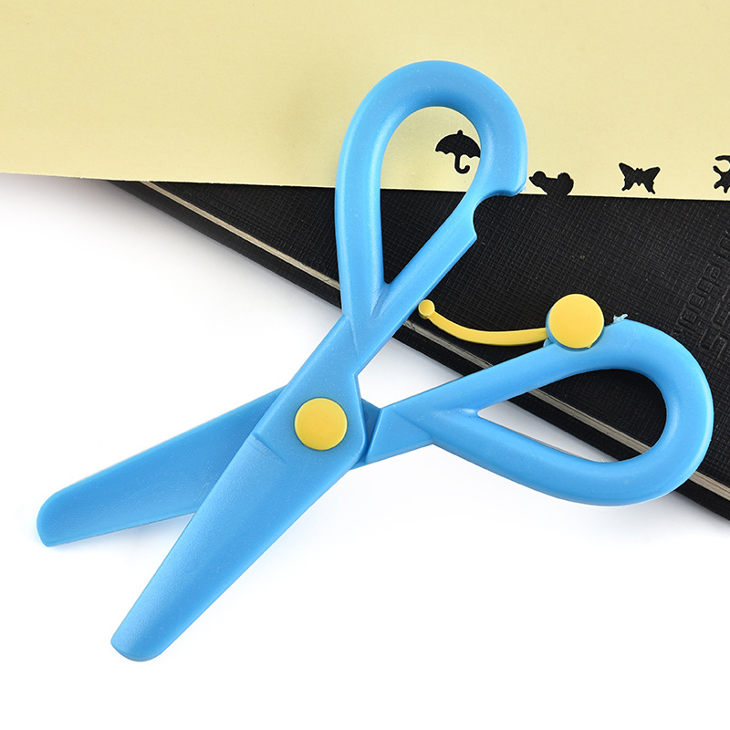 Factory direct sales of household color heart-shaped all-plastic lace scissors, student diy photo album and picture collection, children's handmade scissors Application Scenario