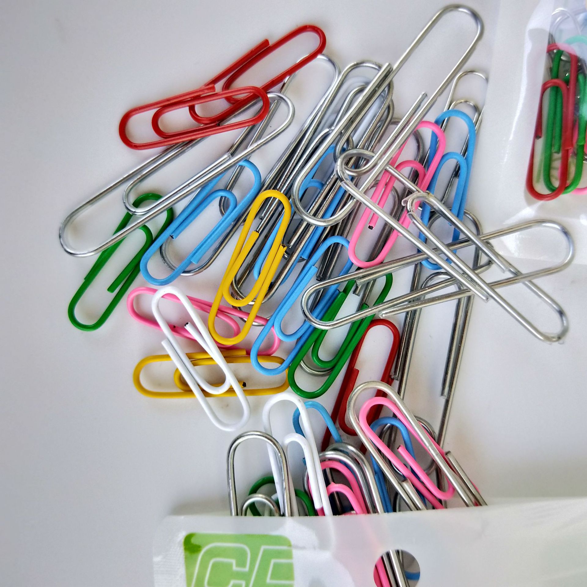 Bagged paper clips, various specifications of paper clips, paper clips, office supplies, 1 yuan per piece Application Scenario
