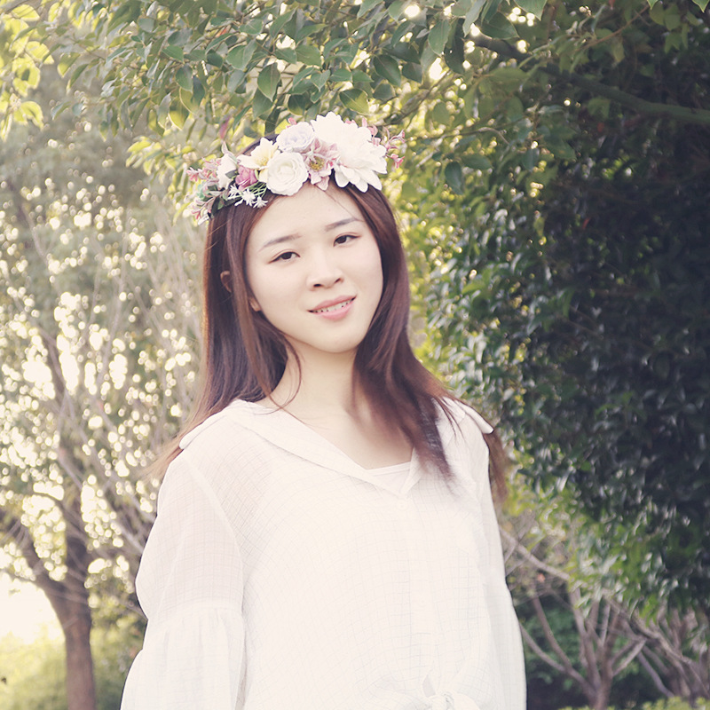 The bride's headwear features a realistic European and American wedding wreath, a Bohemian travel commemorative hairband, and a delicate floral headband details Picture