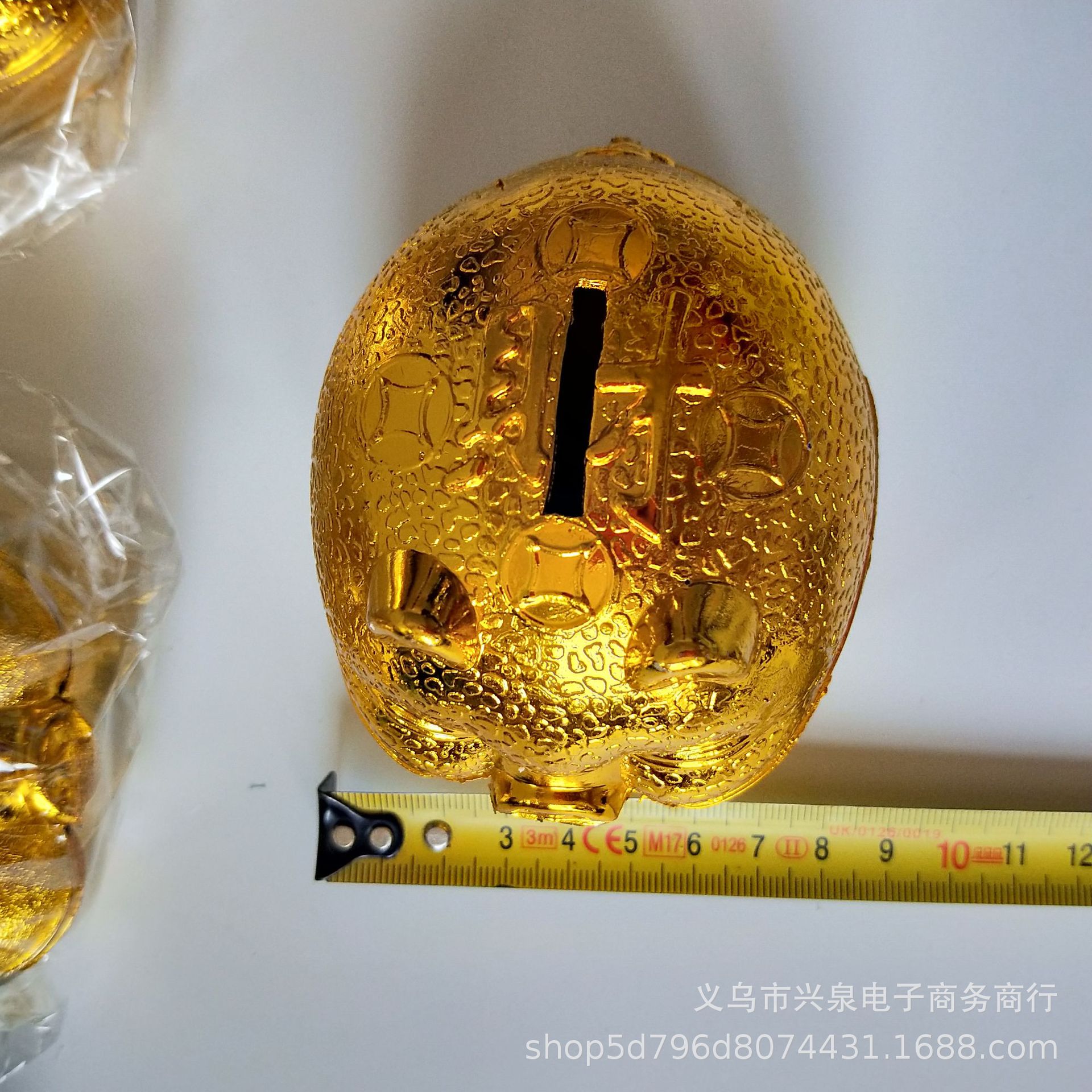 玩具区/金猪储蓄罐/塑料金色小猪白底实物图
