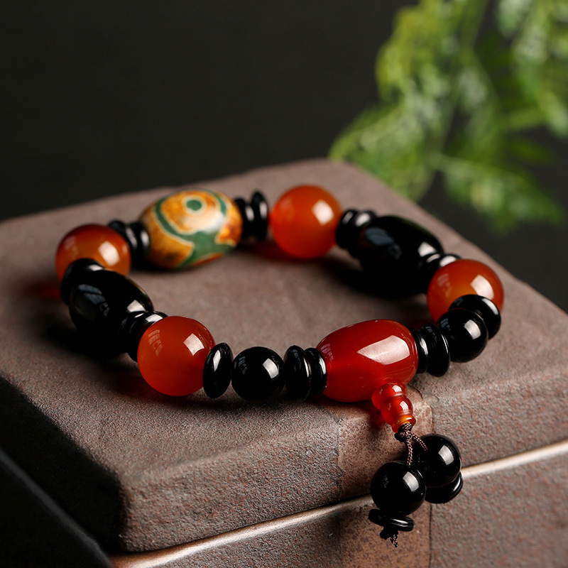 أما زخارف العقيق الطبيعي، وهو عبارة عن سوار من نوع واحد، فهو مصنوع من الزينة details Picture