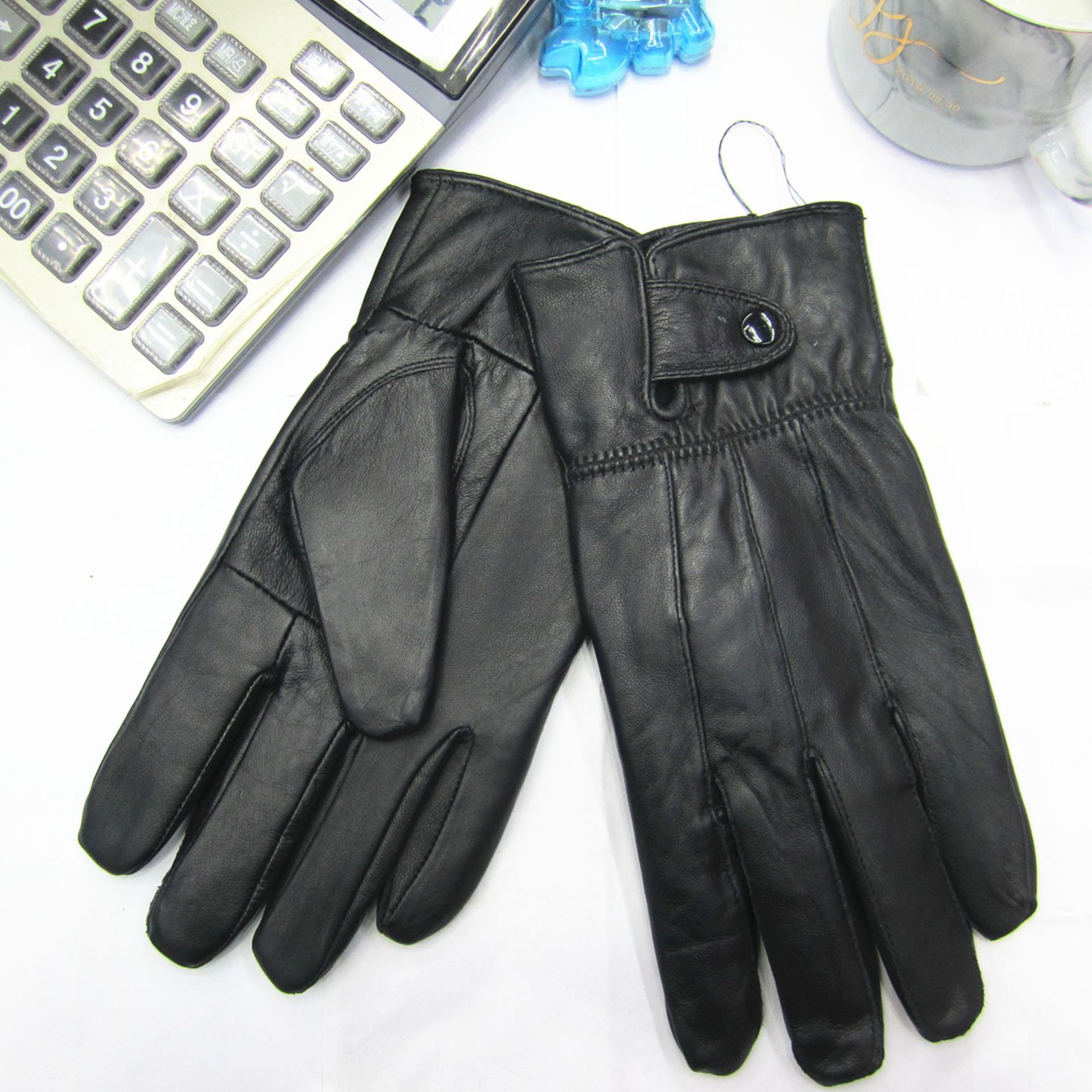 Cross-Border Leather Gloves For Men Riding Students Korean Version Of Warm Plus Fleece Thickened Cotton Waterproof Driving Electric Vehicles Application Scenario