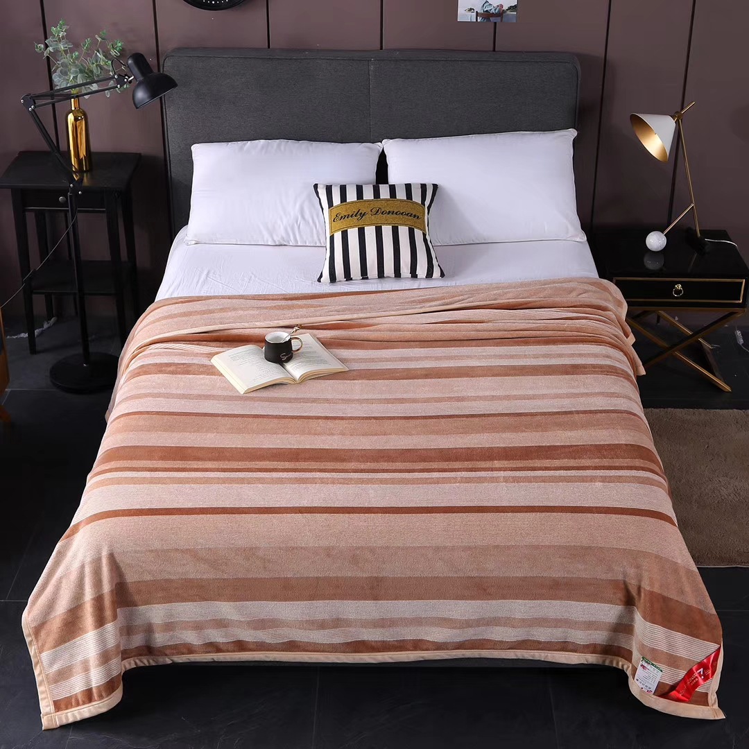 Spot Yarn-Dyed Thickened Flannel Blanket Autumn/Winter Striped Air Conditioning Blanket Soft Velvet Blanket Nap Blanket Wholesale Application Scenario