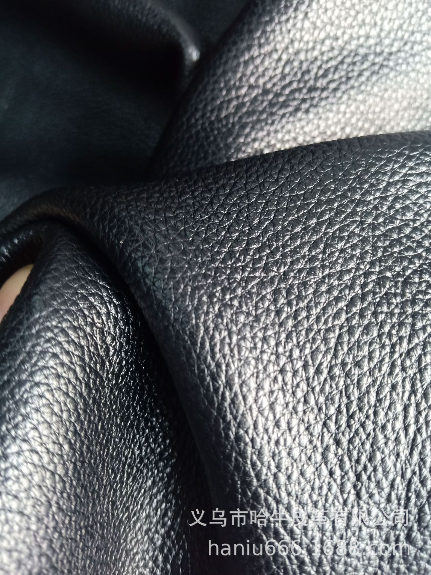 Yiwu Haniu Genuine Leather Store has black top layer flaky texture in stock Application Scenario