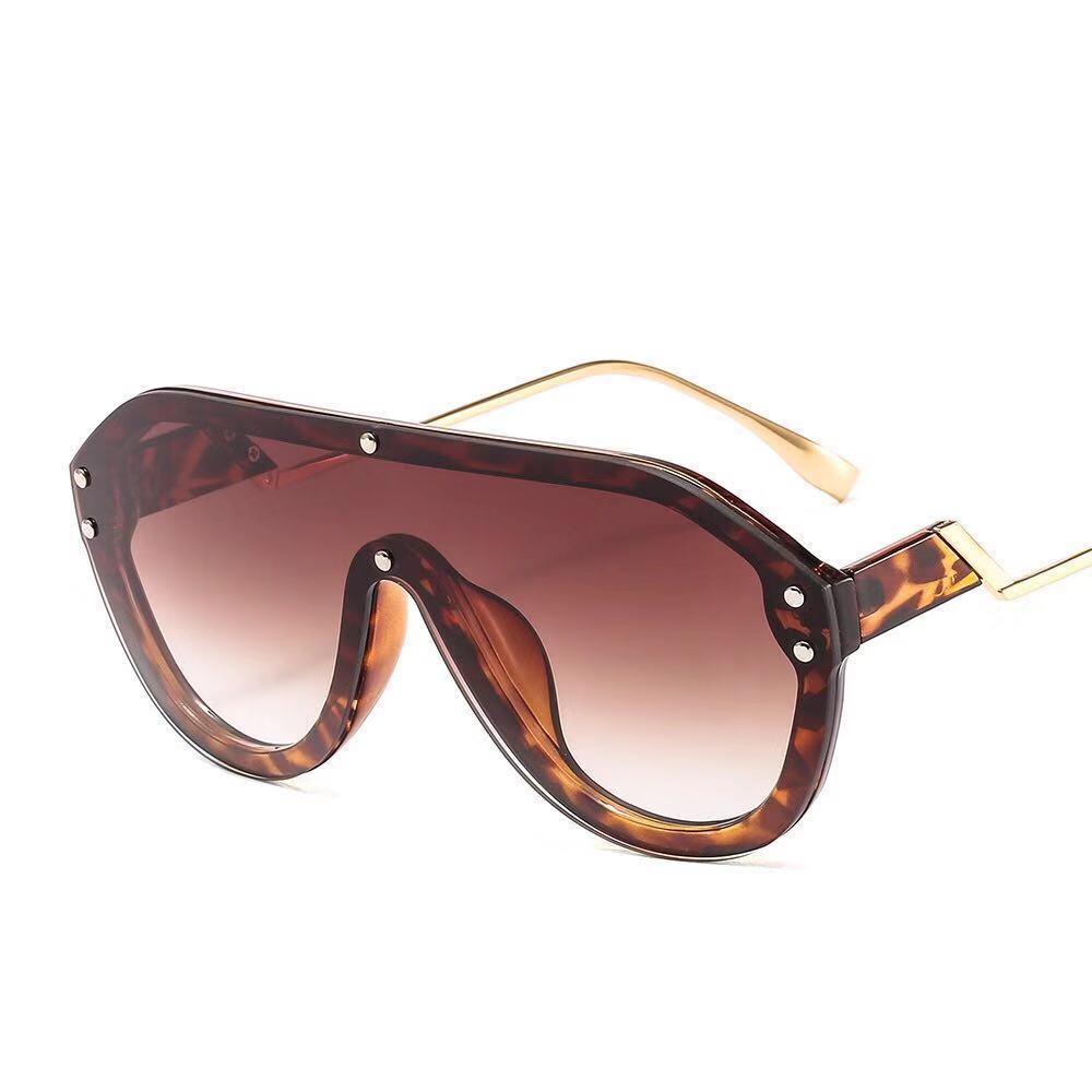 New cross-border fashionable and personalized sunshade sunglasses for both men and women, universal trendy sunglasses manufacturer wholesale 8101 Application Scenario