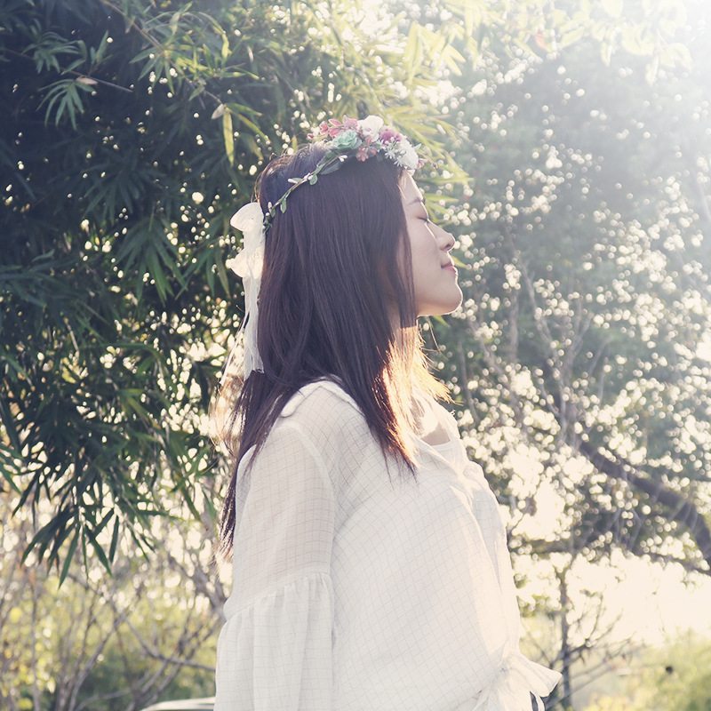 The bride's headwear features a realistic European and American wedding wreath, a Bohemian travel commemorative hairband, and a delicate floral headband Application Scenario