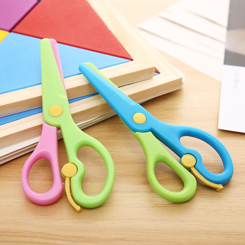 Wholesale plastic handcrafted scissors for primary school students in kindergartens, wholesale paper-cutting for children, no hand injuries, round heads for babies and kids details Picture
