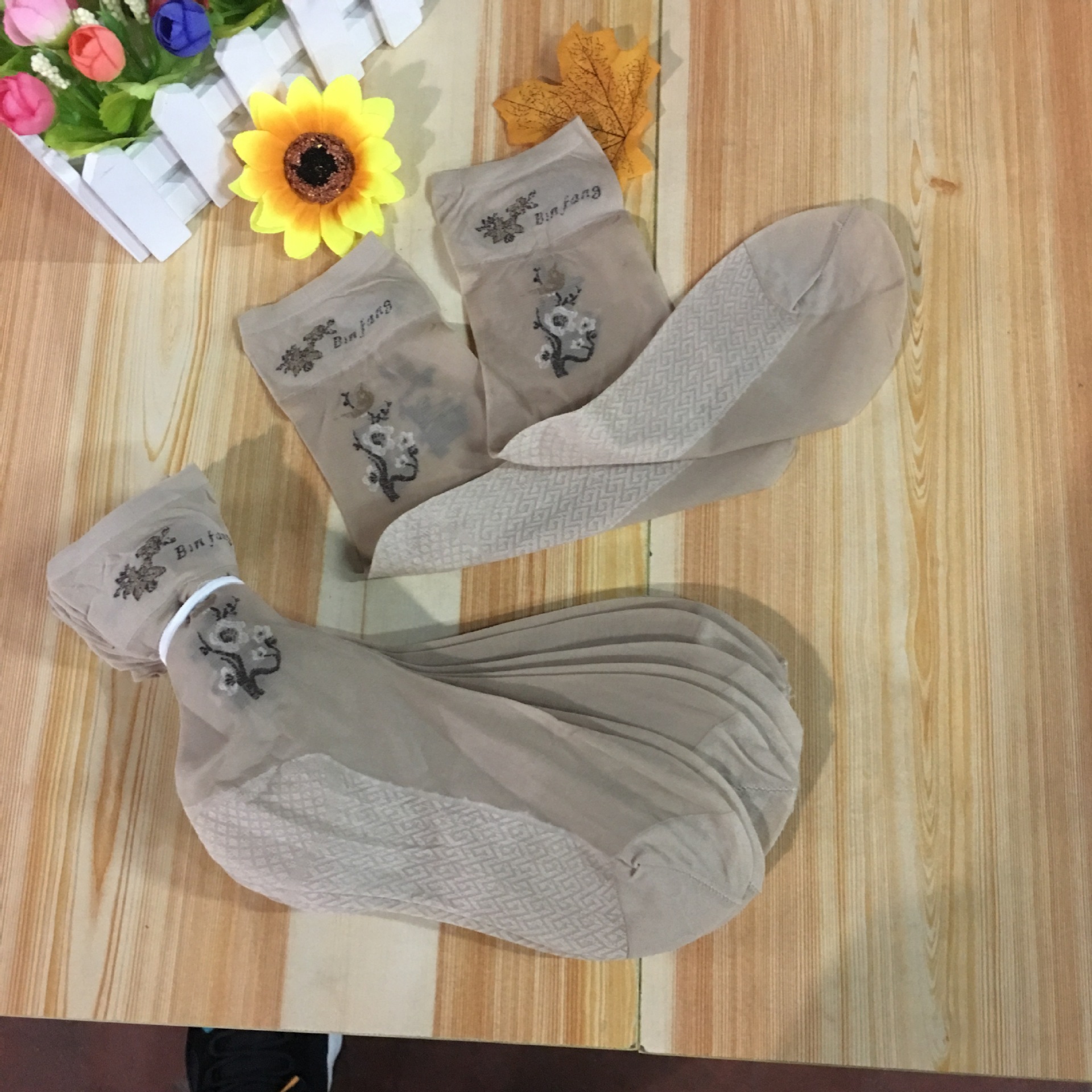 There are ten pairs and a dozen of jacquard massage base stockings in bulk 2012 women's core-spun yarn