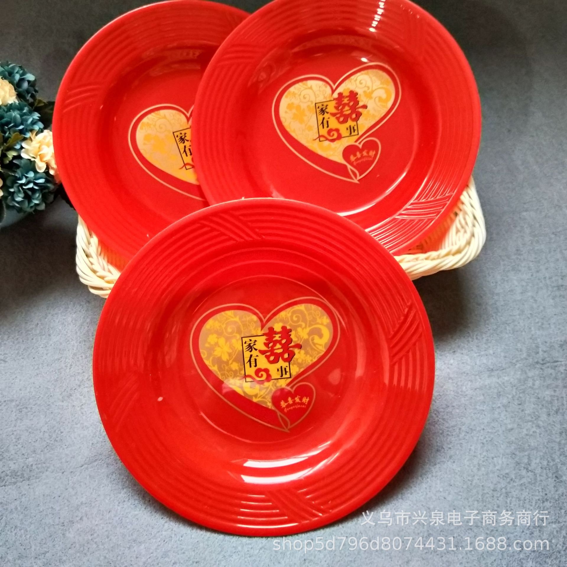 The red fruit platter has a happy event candy platter, a retail platter, and a wedding fruit platter. It costs one or two yuan