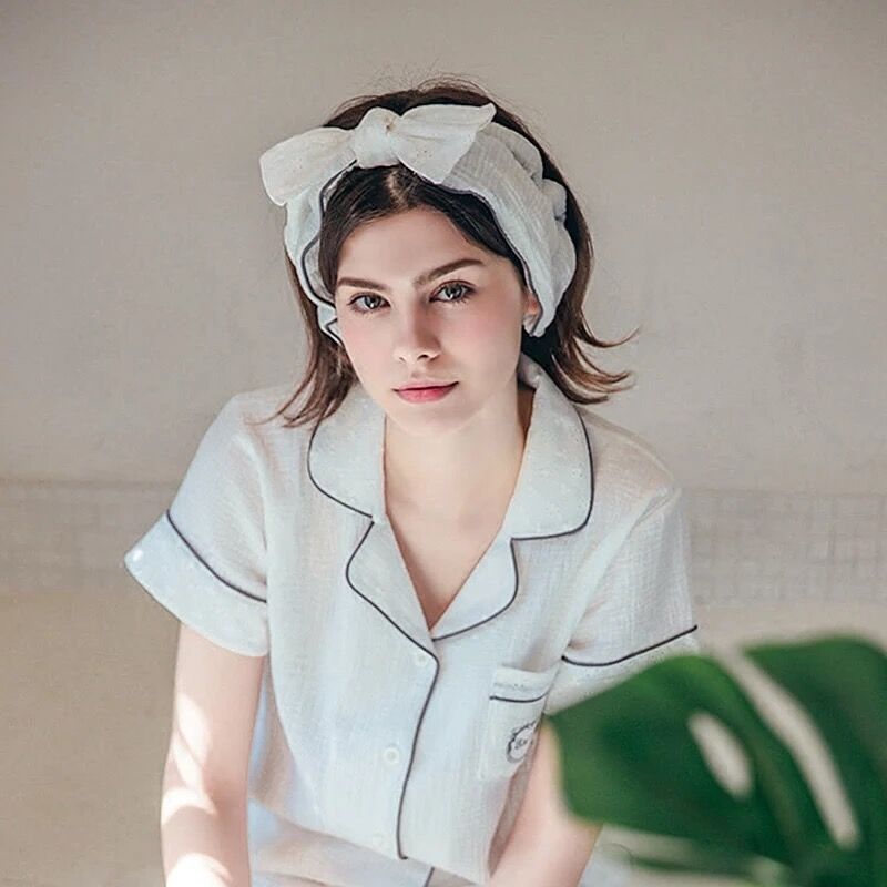 The New Korean Girl Sweet Hollow Pattern Lace Bow Headband Face Wash Headband Network Red With The Same Style full figure
