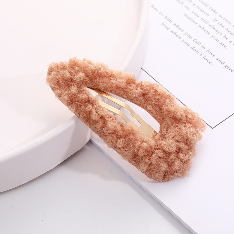 South Korea Sweet And Lovely Imitation Lamb Plush Hairpin Side Clip Geometric Hollow Triangle Bb Clip Bangs Clip Multi-Color Mixed Batch Application Scenario