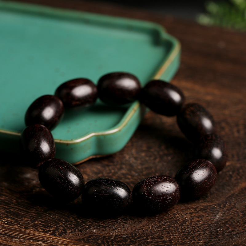 Indian small-leaf red sandalwood 10mm bucket bead bracelet, original small-leaf red sandalwood bracelet with cow hair pattern, Buddhist prayer beads and cultural playthings Application Scenario