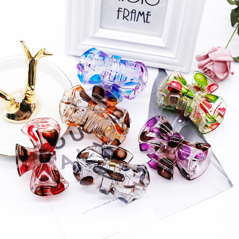 Self-Produced And Self-Marketing Color Plastic Hairpin Shower Clip Bath Simple Ponytail Clip Pan Hair Yiwu Source Jewelry Wholesale Application Scenario