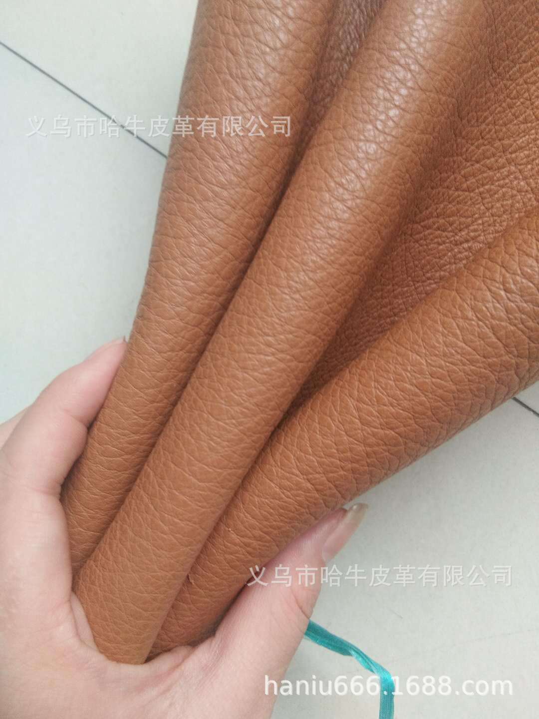The thickness of the Hainiu genuine leather top layer with a wavy brown texture is 2.0-2.5. Customized colors and thicknesses are all available