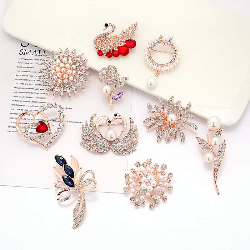 South Korea's new fashion high-grade brooch women's rhinestone silk scarf buckle buckle buckle crystal corsage pin pearl jewelry details Picture