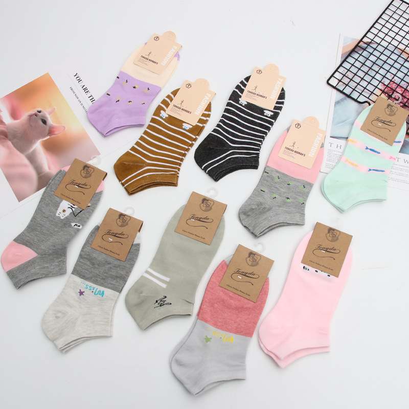 Wholesale 200-stitch all-cotton boat socks for women in spring and autumn, versatile cartoon women's socks, and street stall socks from the manufacturer