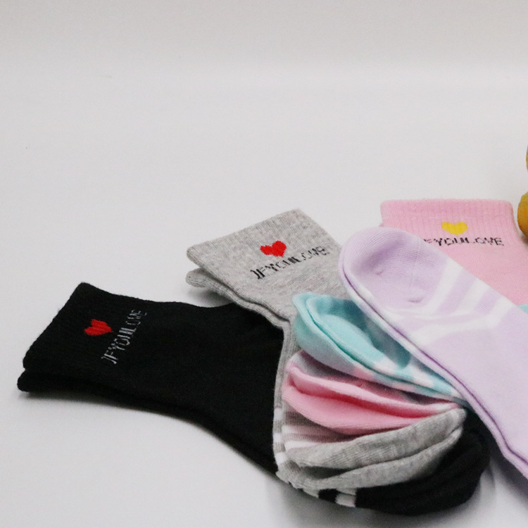 Women's mid-calf socks, women's striped cotton socks, solid color heart-shaped casual socks Application Scenario