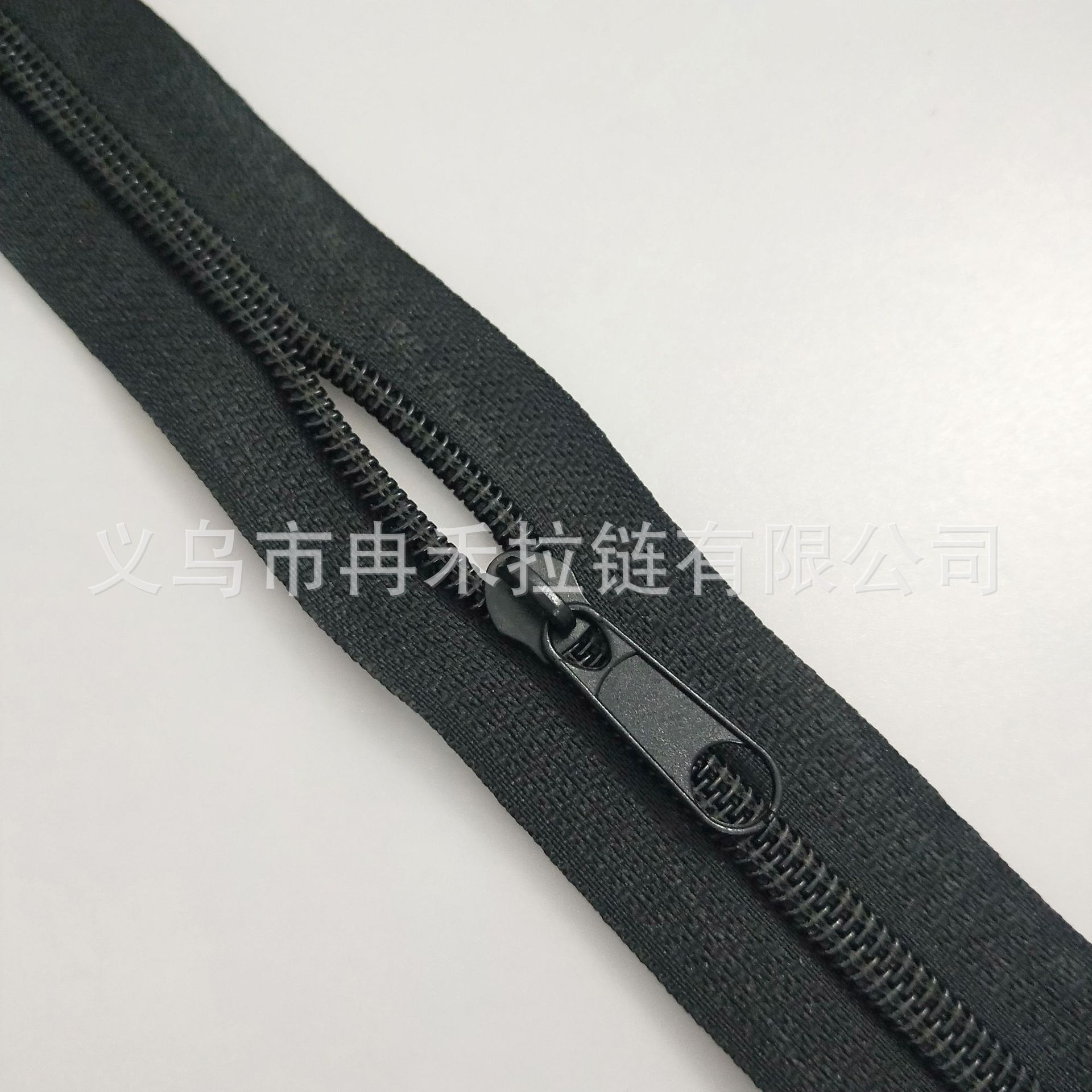 Factory direct sales with black and white No. 5 nylon pull heads in stock. Available in different colors. Bulk orders enjoy better prices Item Picture