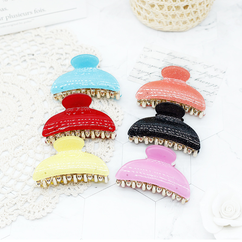 Korean Hair Accessories 7 Cm Acrylic Acetate Clip Women's Small Polka Dot Leopard Plate Hair Clip Wholesale 2 Yuan Store Application Scenario