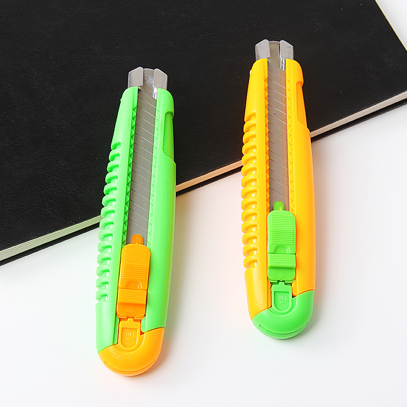 宝吉厂家开箱快递刀 塑料装修用品壁纸刀 18mm办公文具大号美工刀详情图2