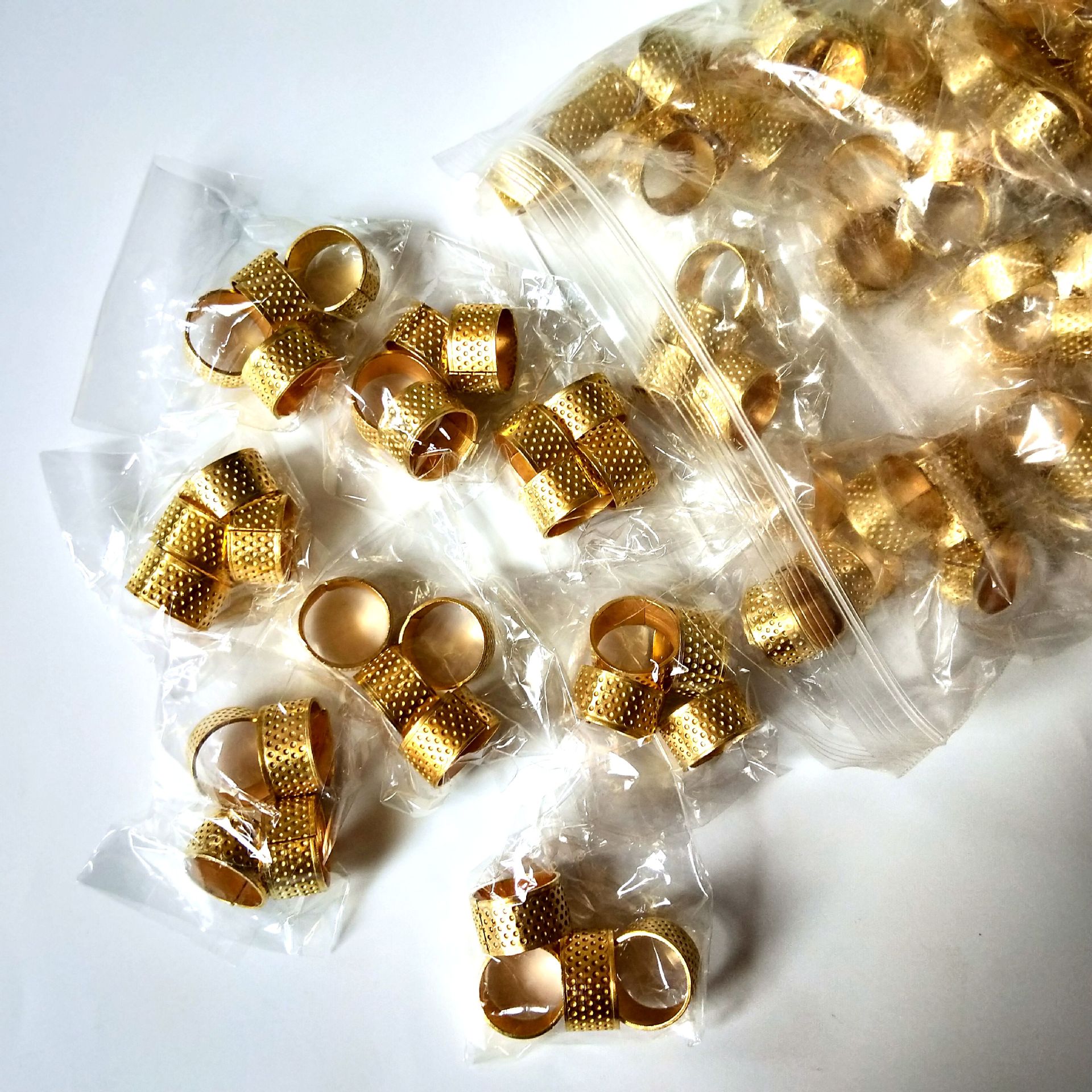 【 Zone 1-6 】4 pieces of thimble, 50 yuan per pack. 1000 packs. 4 pieces of thimble, thickened thimble sewing tools, 1 yuan per piece. Source: 1 yuan. Store wholesale: 1 yuan Item Picture