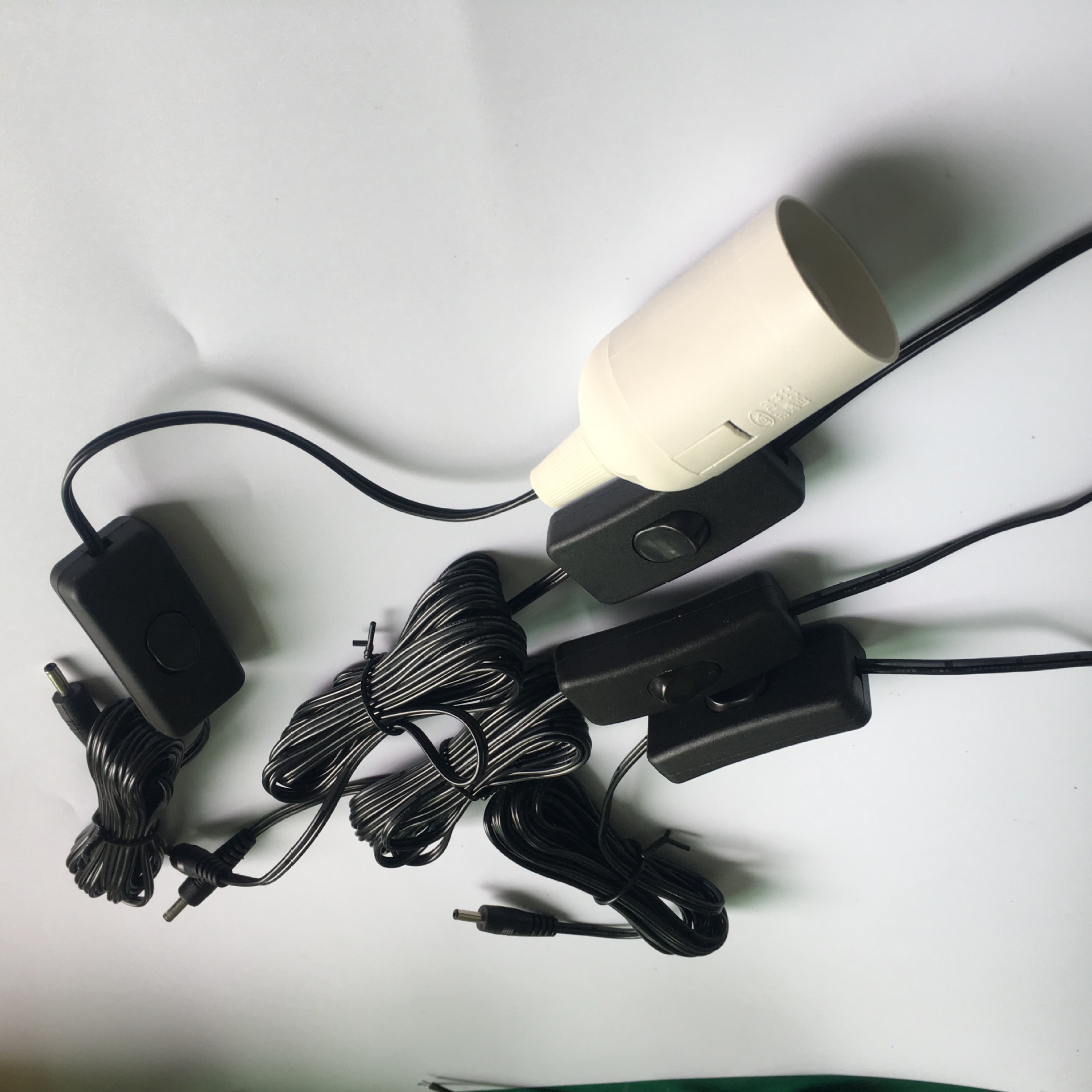 家用悬吊式带线带开关吊线灯头/LED灯具带线开关插座电线白底实物图