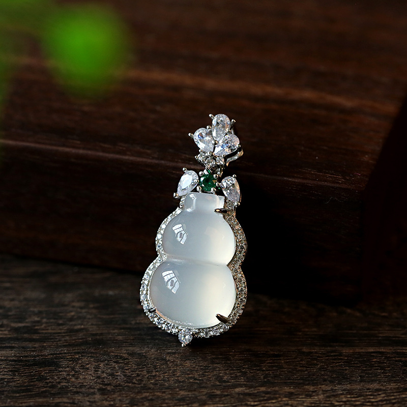 Natural s925 silver luxury inlaid white chalcedony gourd pendant, men's and women's white chalcedony gourd necklace Application Scenario