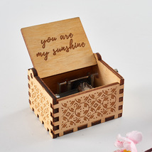 手摇音乐盒精品礼物送老婆送老公送家人精致雕刻木质八音盒批发