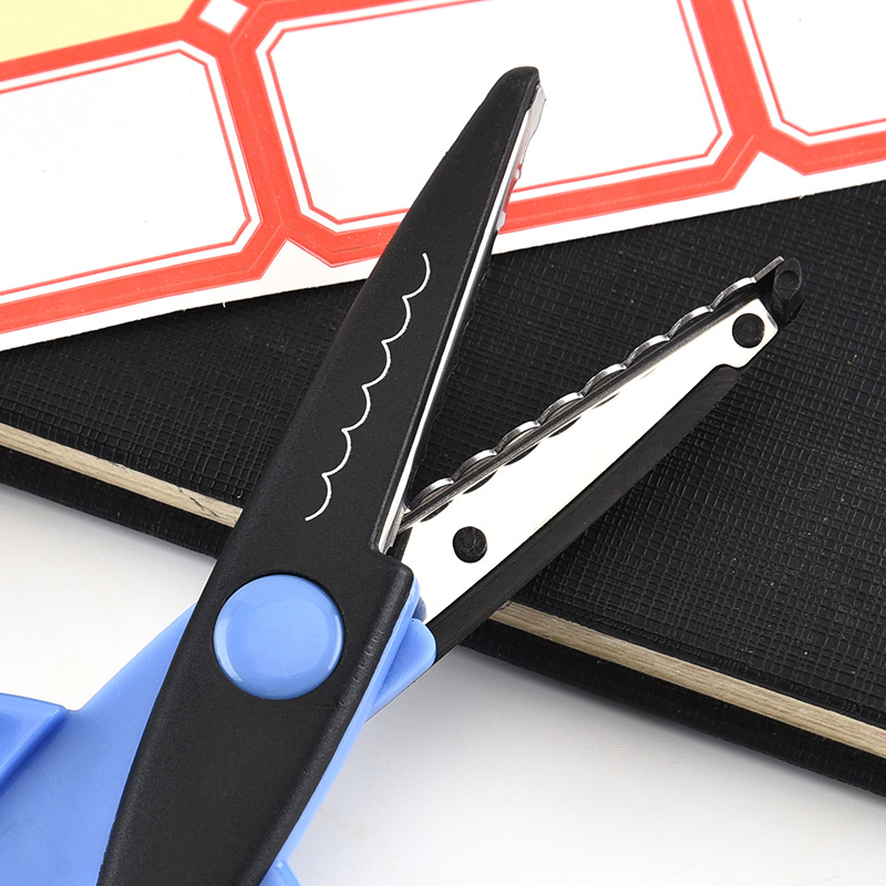 Children's scissors, student stationery scissors, hand scissors, 5-inch triangular handle lace scissors, photo album, photo lace scissors Application Scenario