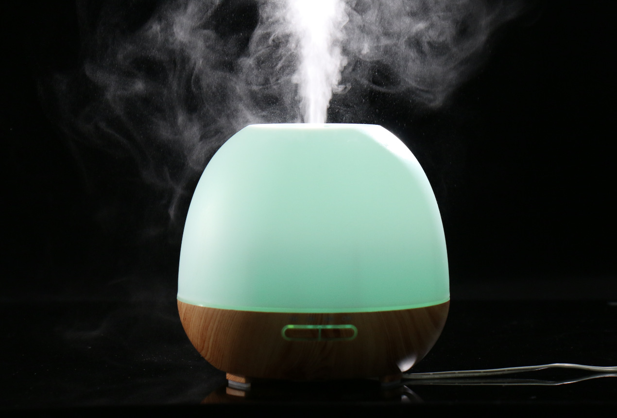 Non-Printing Seven Color Light Negative Ion Silent Essential Oil Ultrasonic Aromatreatment Machine Wood Grain Small Night Light Table Lamp Desktop Humidifier Application Scenario