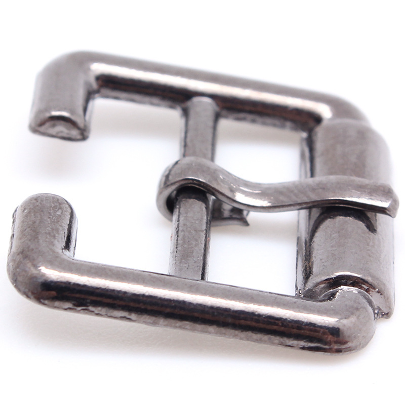 Drum alloy V-shaped buckle, zinc alloy hanging plating, round three-level clothing waist connection buckle, luggage accessory V-shaped buckle Application Scenario