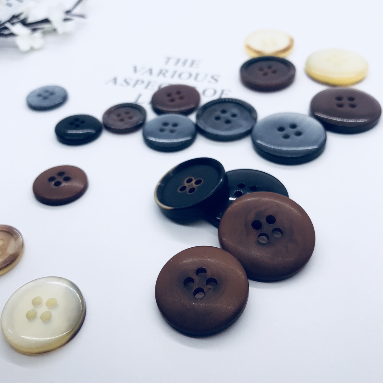 Resin-patterned buttons for ladies' overcoats, windbreakers, buttons, suits, trousers and other clothing accessories are available in a variety of patterns to customize details Picture