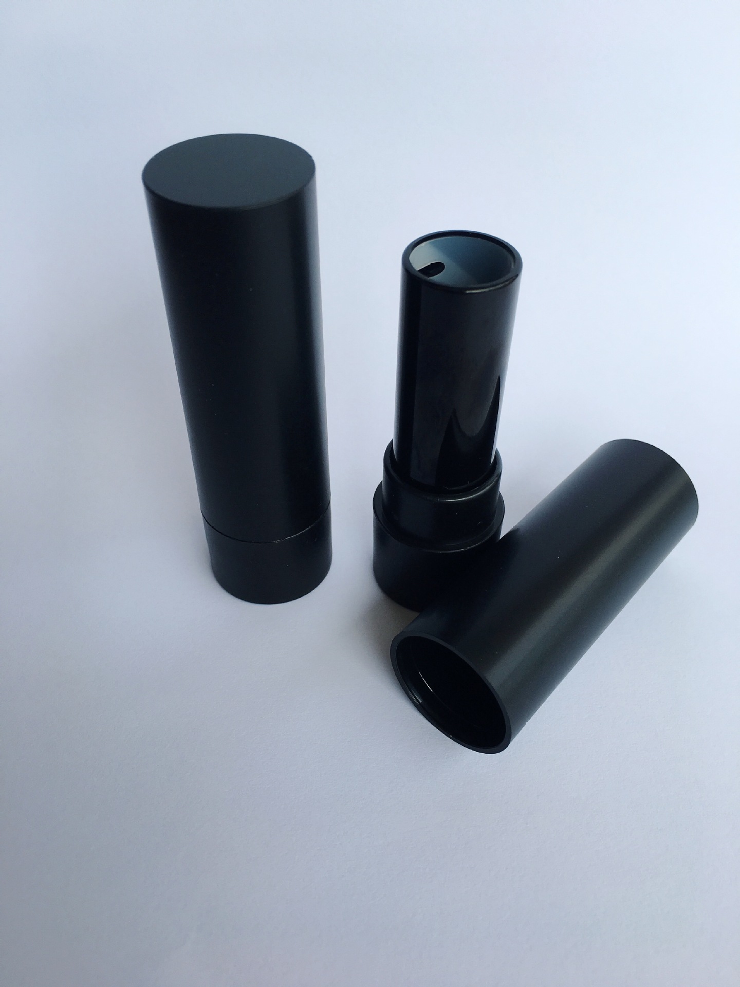 Factory direct sales of packaging for daily chemical and beauty products, lipsticks, lipsticks, empty tubes, round injection molded lipstick tubes, and packaging materials that can be processed details Picture