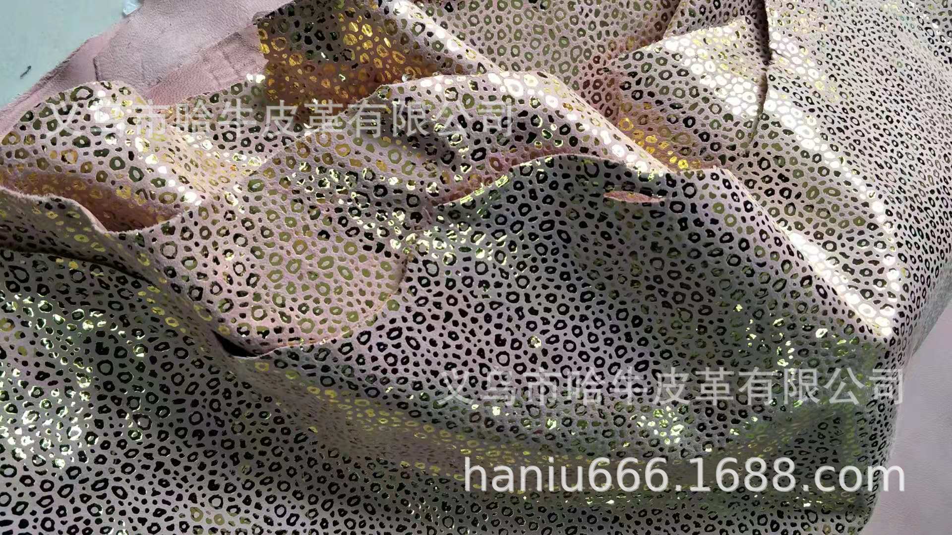 The new 2019 autumn/winter collection of Hainiu genuine leather top layer cashmere with gold and pink accents is available for custom orders based on samples details Picture