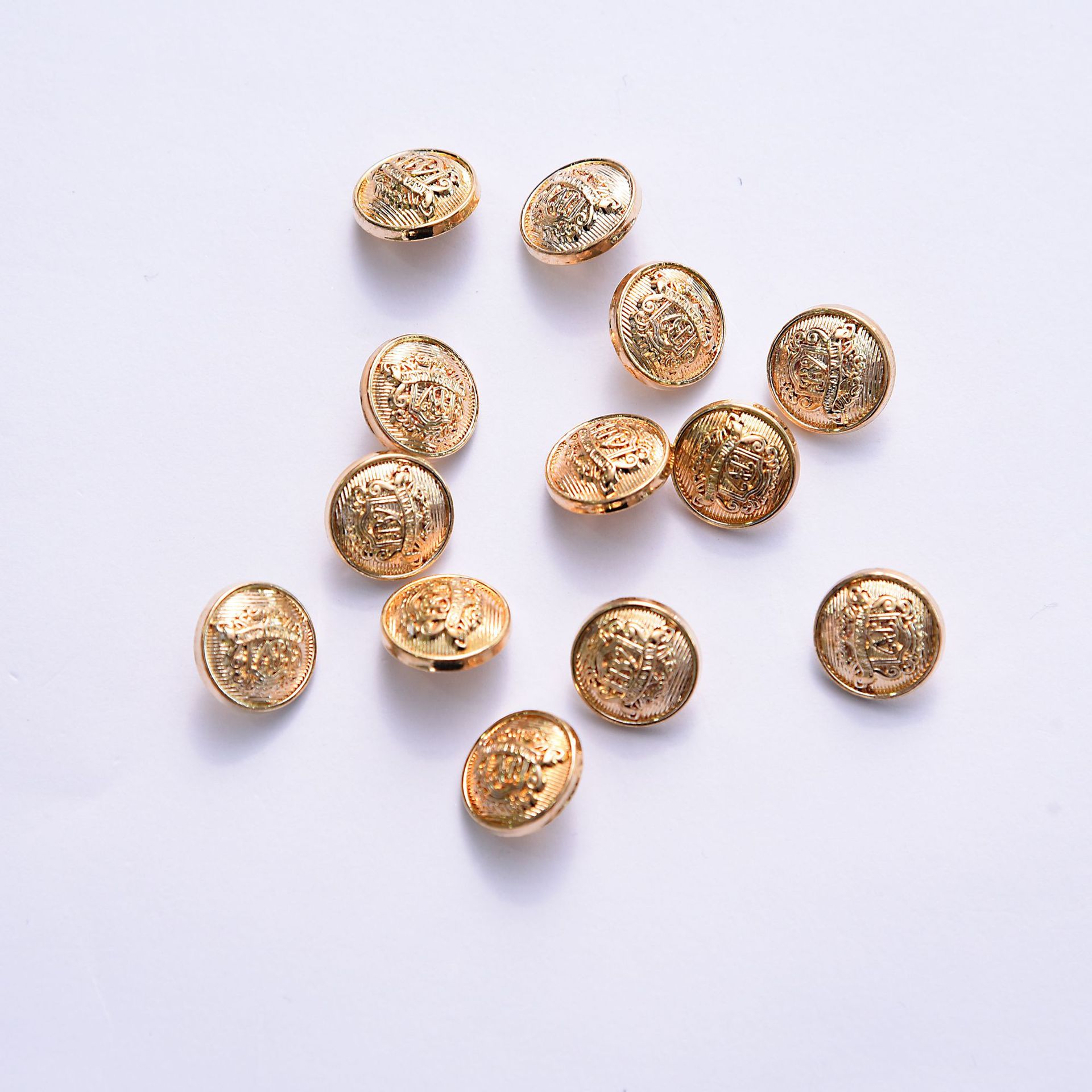 High-end alloy buttons, electroplated metal high-legged hand-sewn buttons, golden round coat and windbreaker buttons details Picture