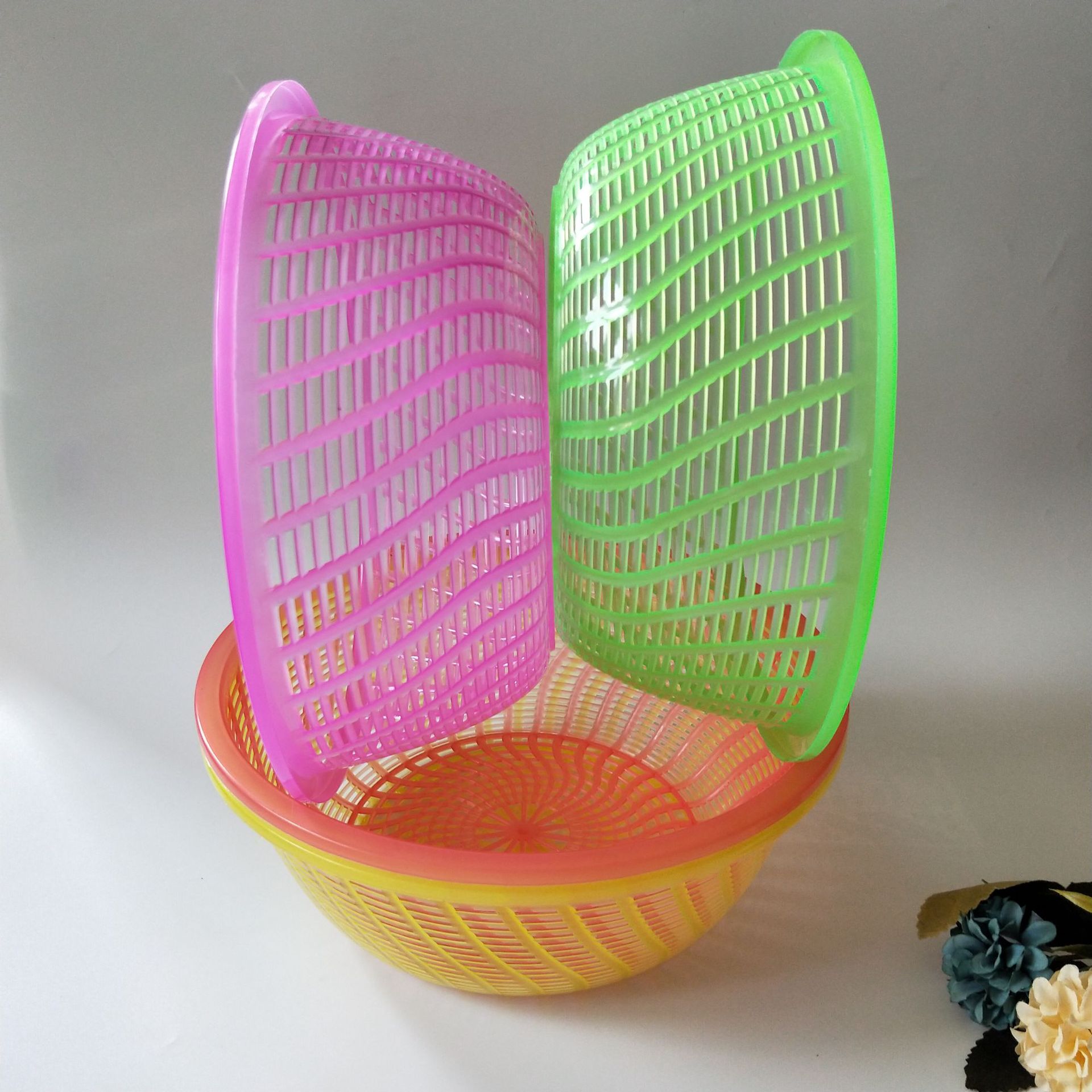 Source 1 yuan leakage basket 1 yuan rice basket 1 yuan shop wholesale basket plastic color washing rice sieve washing basket details Picture