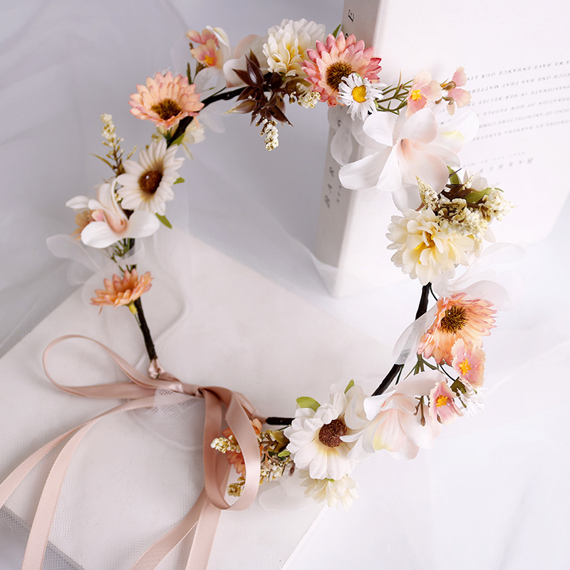 The bride's headwear features a forest-themed, ethereal Daisy flower garland, a simple and fresh wedding dress, a wedding look, and a vacation hairband