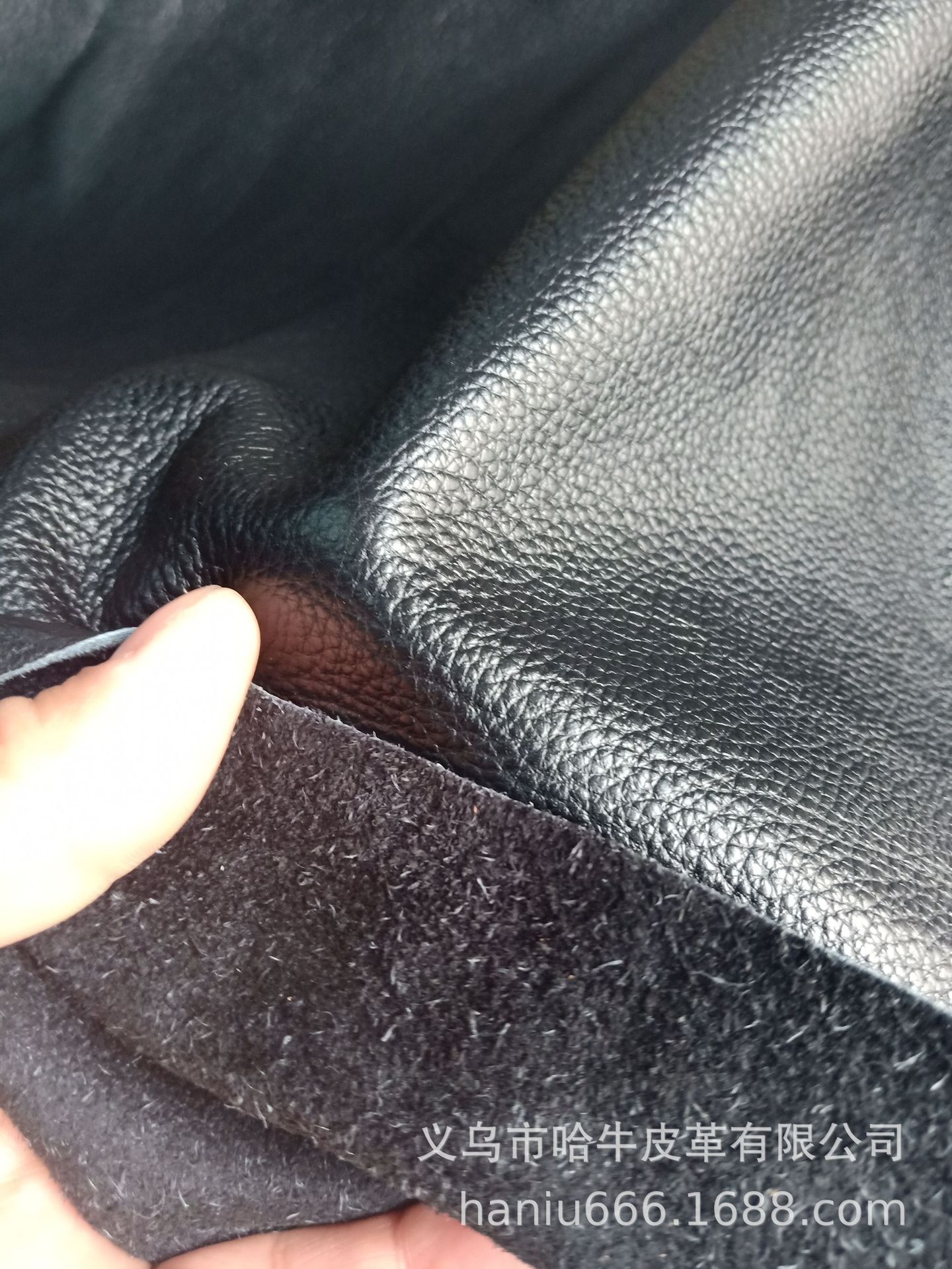 Yiwu Haniu Genuine Leather Store has black top layer flaky texture in stock Specification image