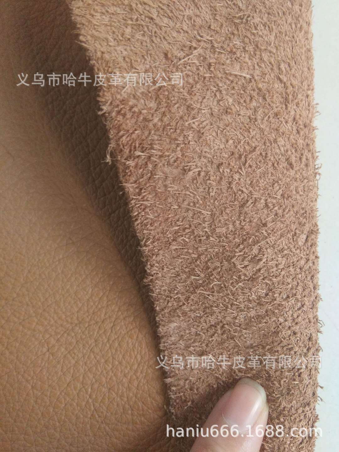 The thickness of the Hainiu genuine leather top layer with a wavy brown texture is 2.0-2.5. Customized colors and thicknesses are all available details Picture