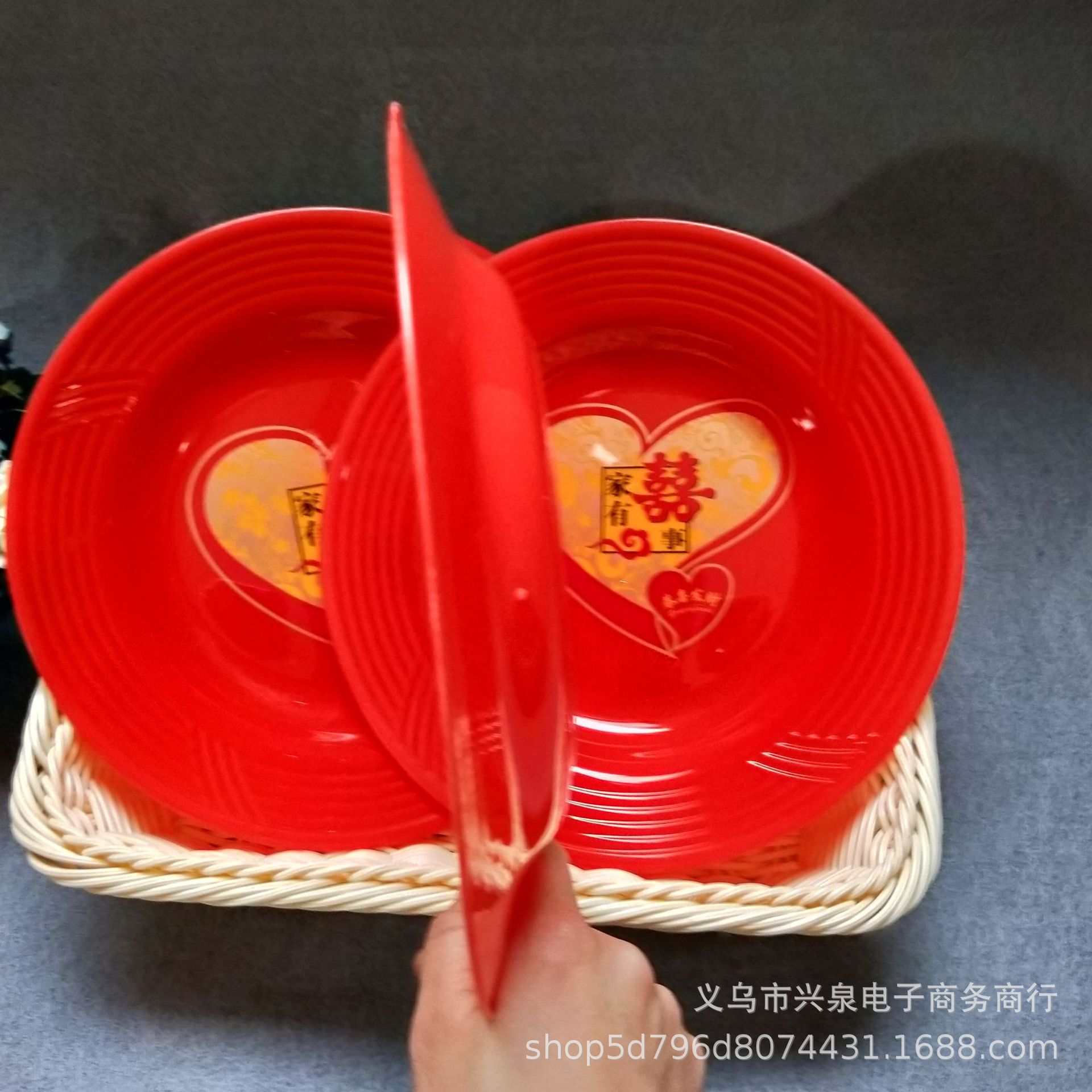 The red fruit platter has a happy event candy platter, a retail platter, and a wedding fruit platter. It costs one or two yuan details Picture