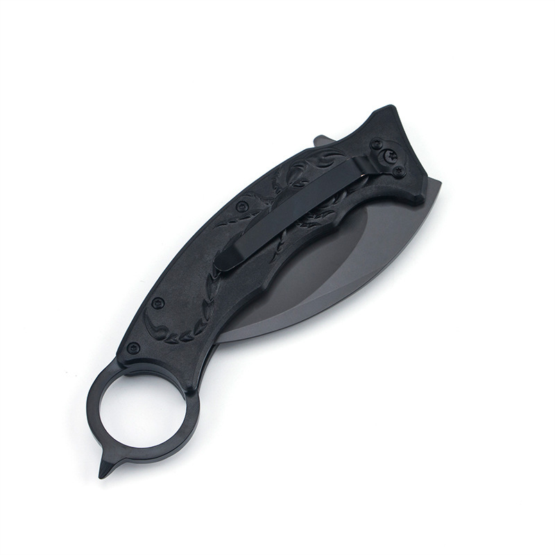 Folding knife, portable outdoor knife, camping survival high-hardness claw knife, multi-functional wilderness survival outdoor knife Application Scenario