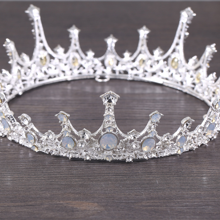 The bride's crown is a full round, retro bronze color full round crown. All kinds of crowns in the store are wholesale from the Maha factory Application Scenario