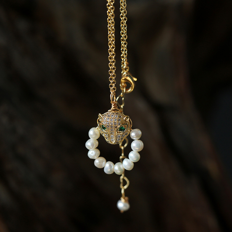 A trendy creative natural freshwater pearl leopard head necklace, a simple 14K gold-plated pendant in Korean style, a niche market