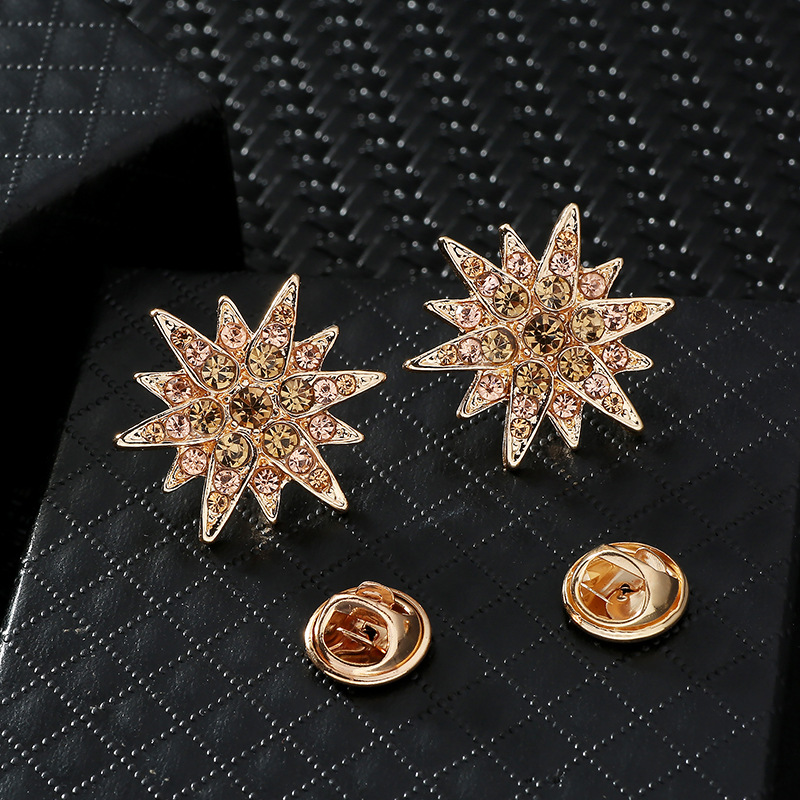 Korean version of personalized men's clothing accessories brooch Fashion crown simple women's clothes shirt collar corner collar pin pair Application Scenario