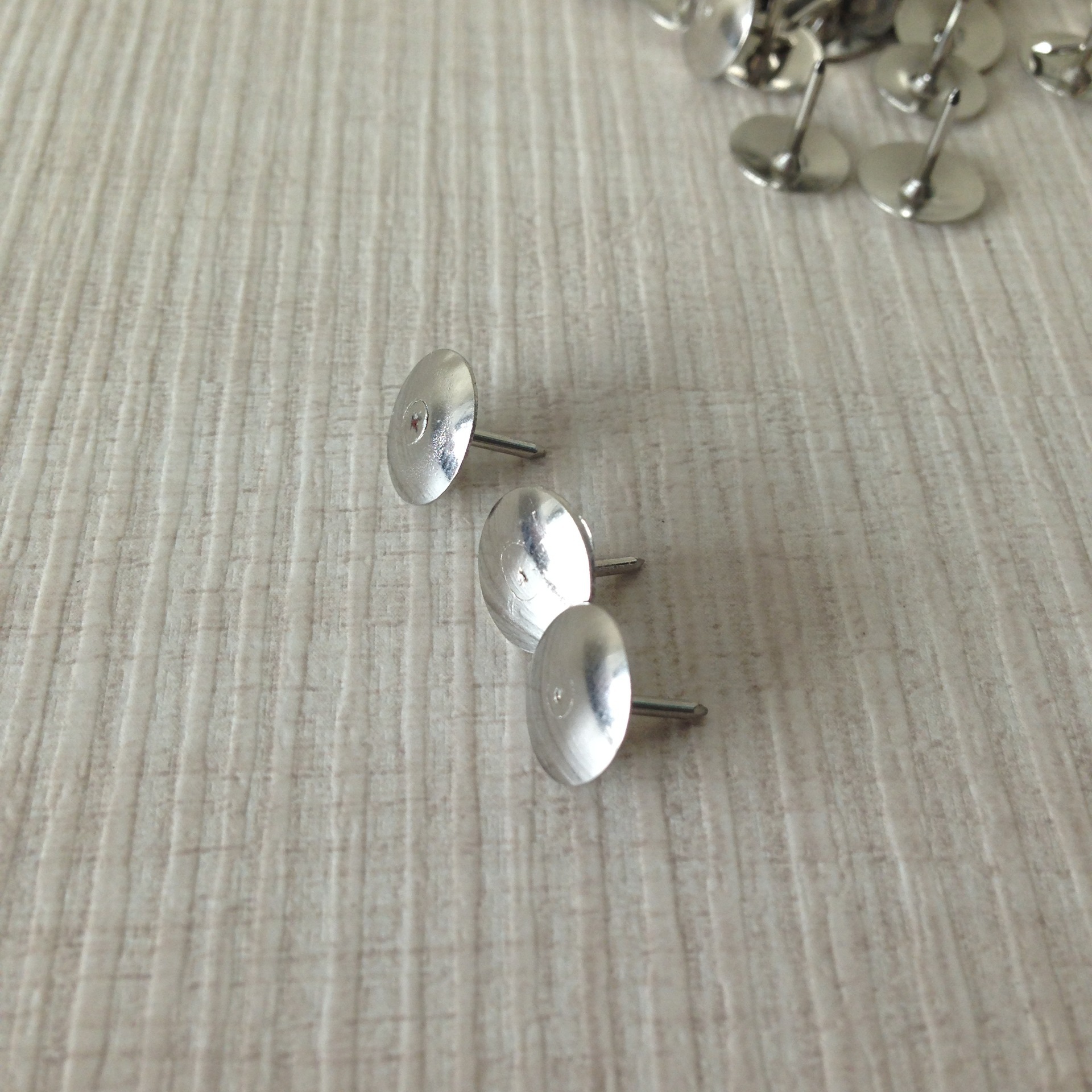 Haige 6862 graphic pin round head wall nail nickel-plated drawing nail Application Scenario