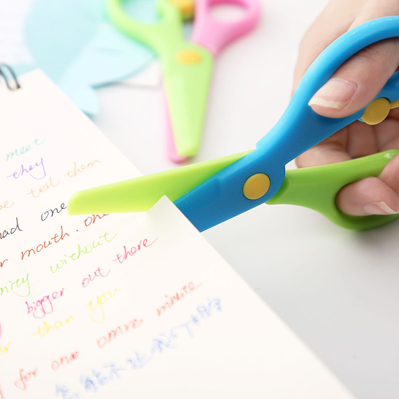 Wholesale plastic handcrafted scissors for primary school students in kindergartens, wholesale paper-cutting for children, no hand injuries, round heads for babies and kids Application Scenario