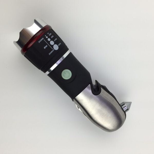 Flashlight safety hammer, multi-functional safety hammer, car emergency flashlight, flashlight Application Scenario