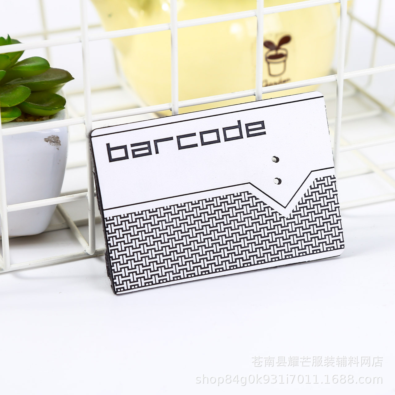 We offer high-end silk-screened and gold-embossed matching hardware leather tags with composite color printing, embroidery and 3D printing Item Picture