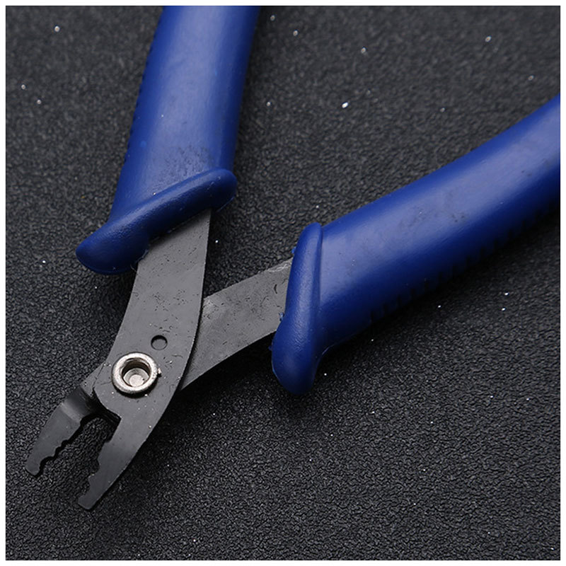 Blue-handled toothed pliers, practical wire clamping pliers wholesale, DIY jewelry accessory tools, hand pliers, mini jewelry pliers Application Scenario