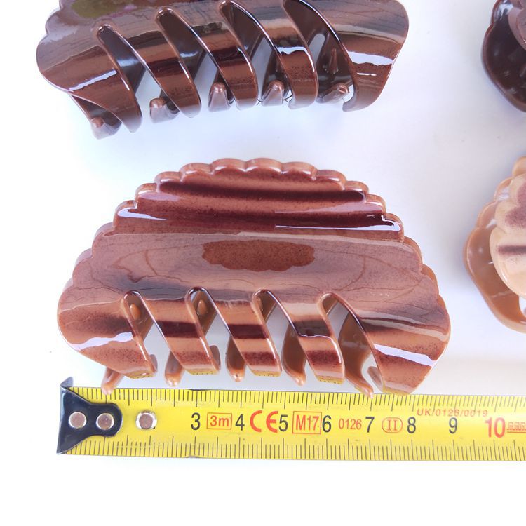 Catch wood grain color catch wood grain hair catch popular hair clip fashion hair catch 1 yuan 2 yuan supply Application Scenario